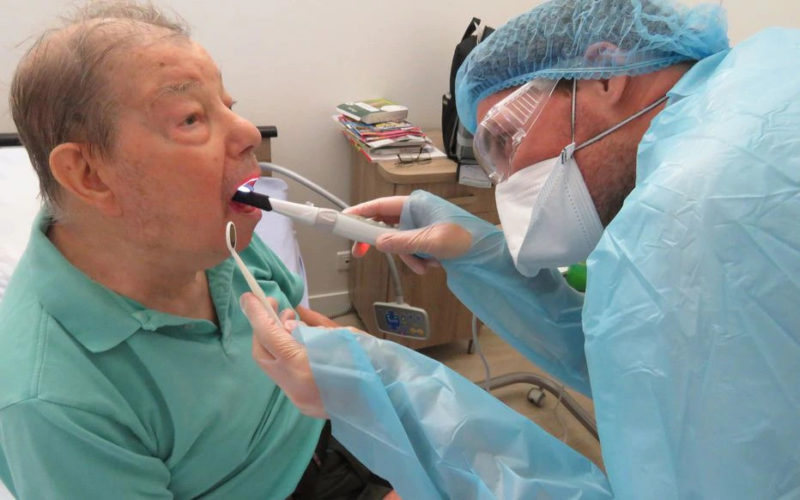 Examen dentaire à distance grâce à une caméra (Photo le Parisien)