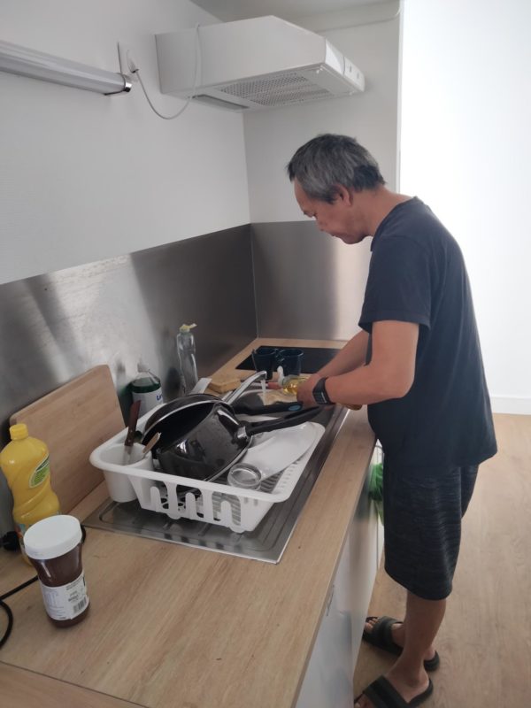 Un habitant fait sa vaisselle